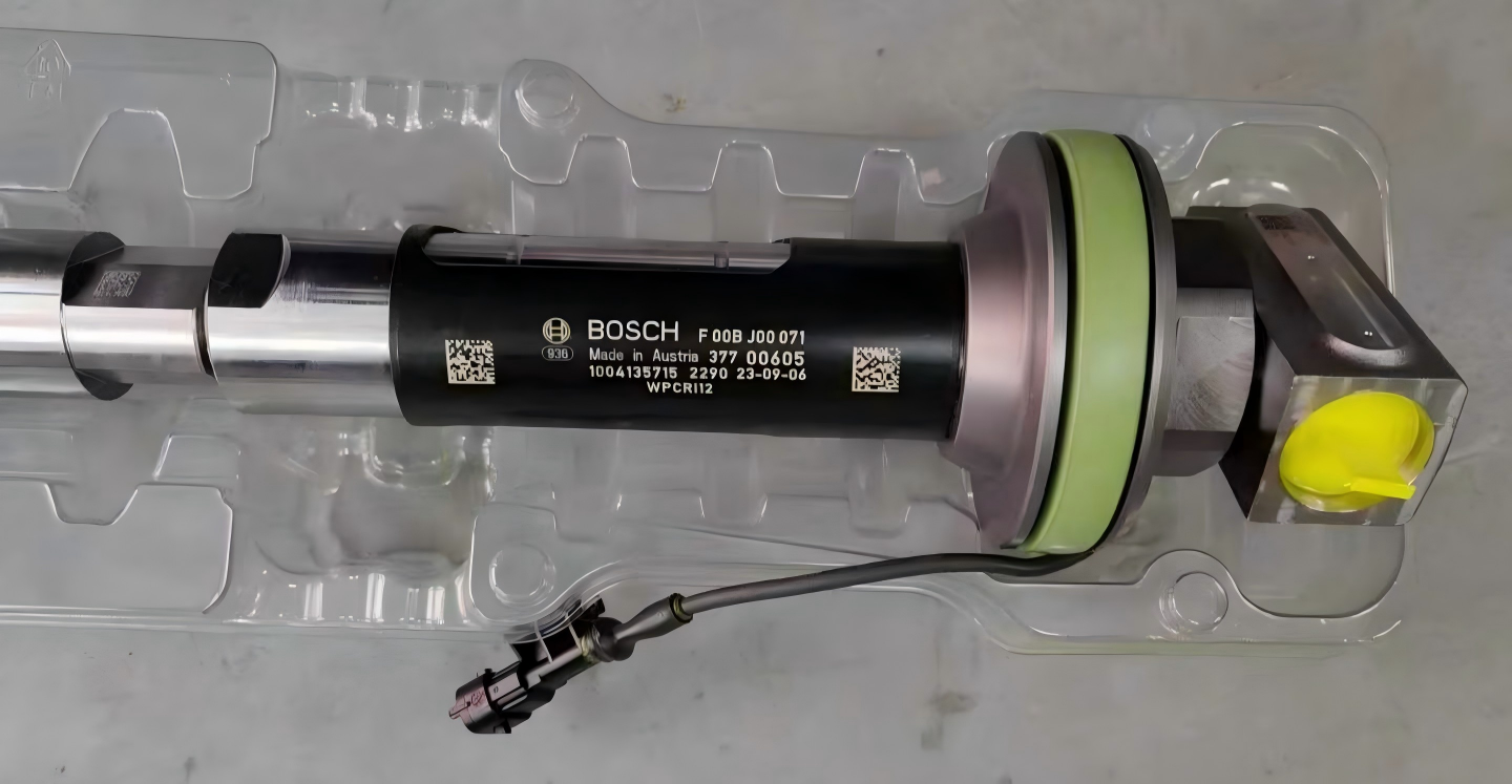 1004135715 F00BJ00071 Fuel Injector Assembly OEM