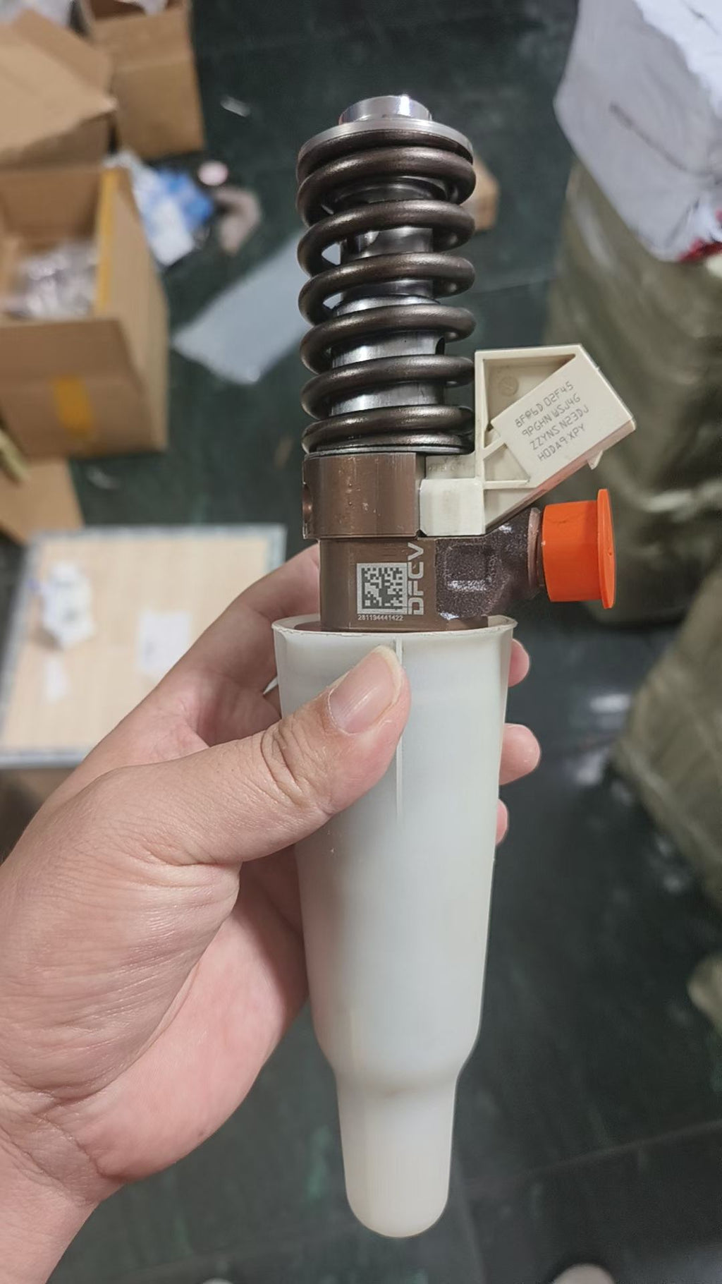 1112005-E9300 (large) 1112010-E9300 (small) fuel injector assembly