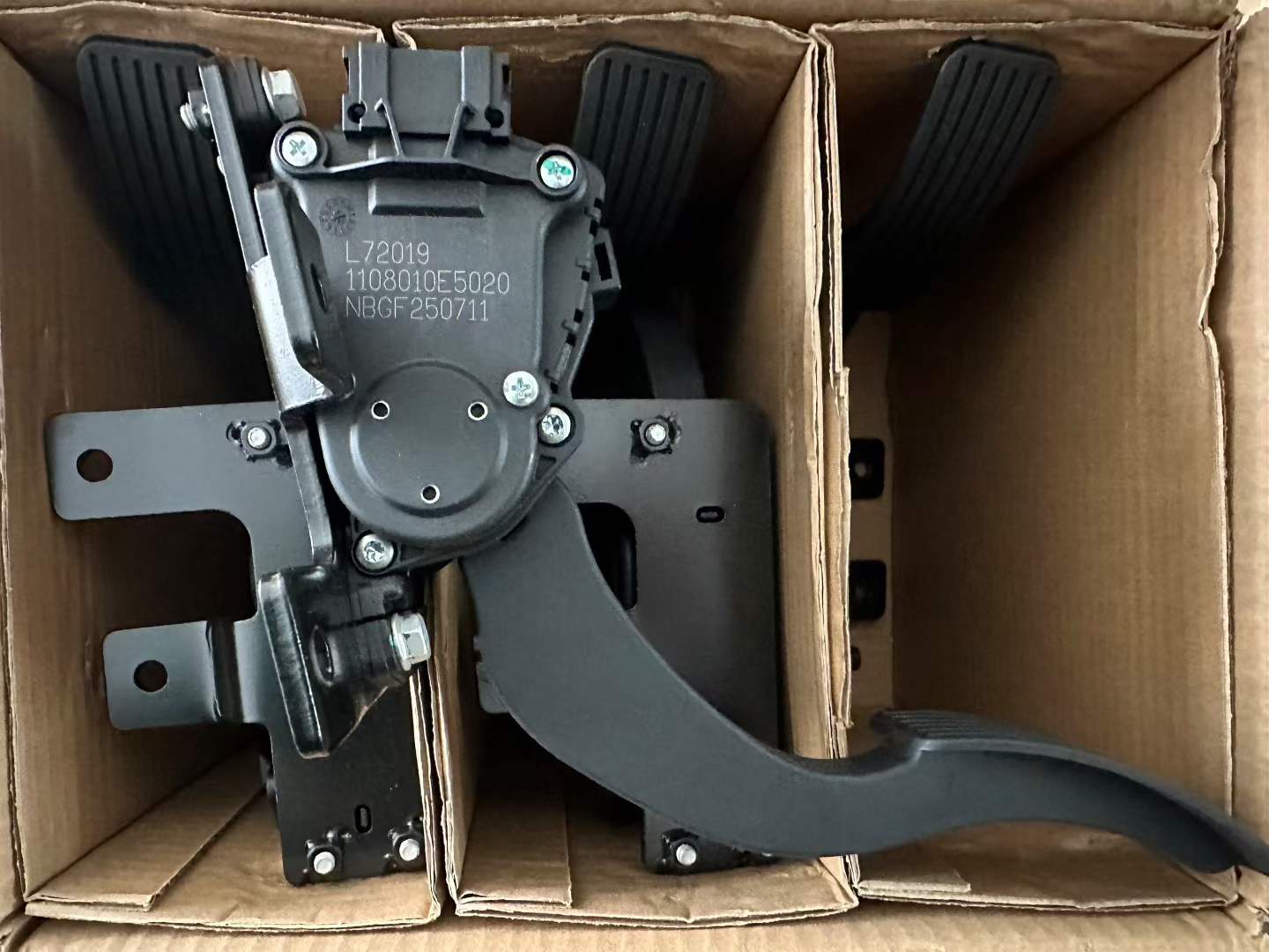 1108010E5020 electronic throttle