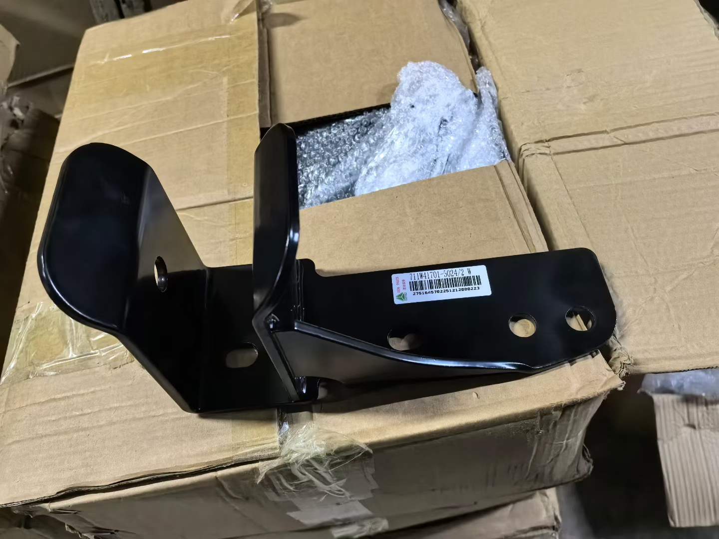 711W41701-5024 Rear suspension bracket of the driver's cab