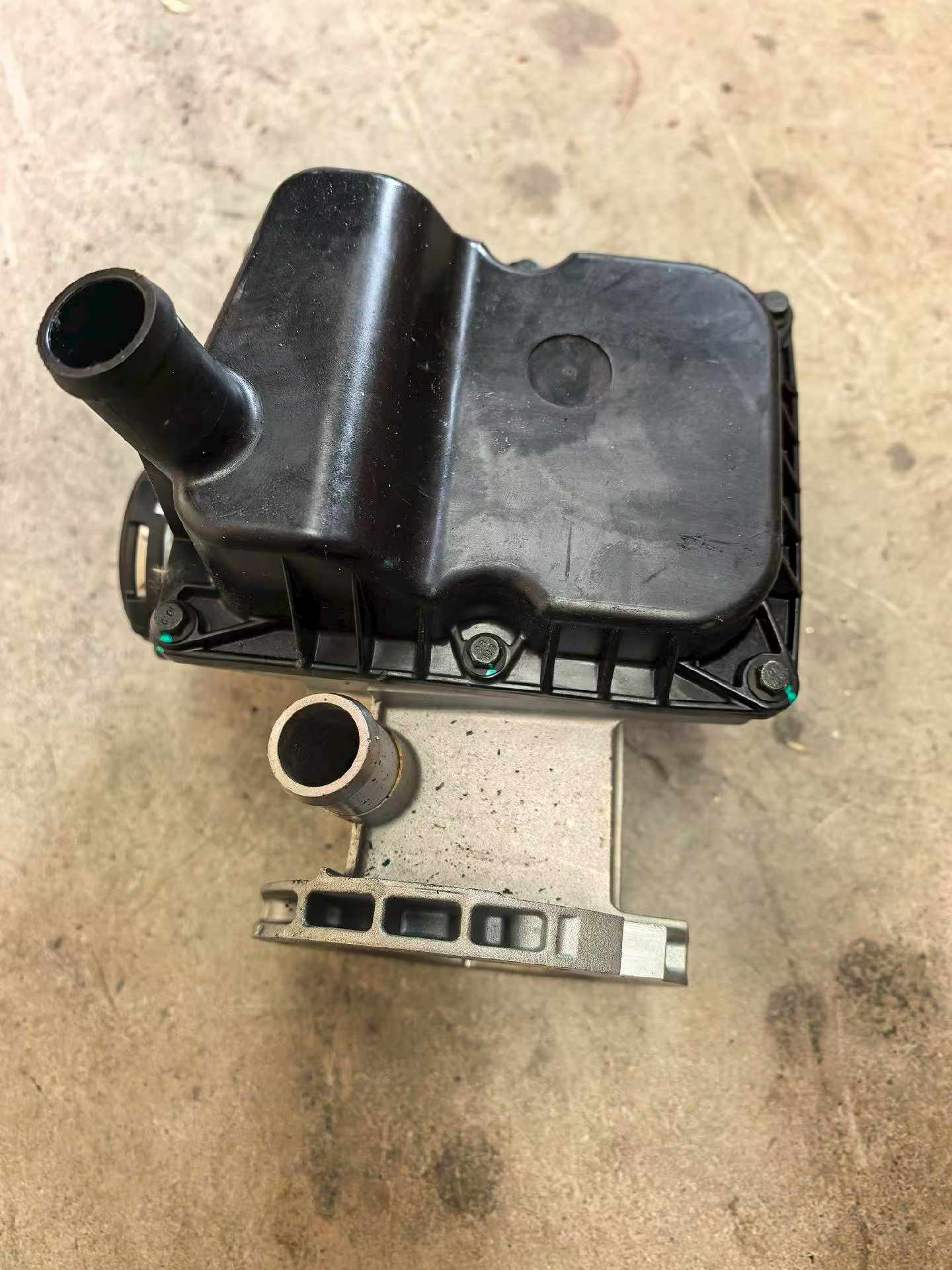 6510327 crankshaft vent box