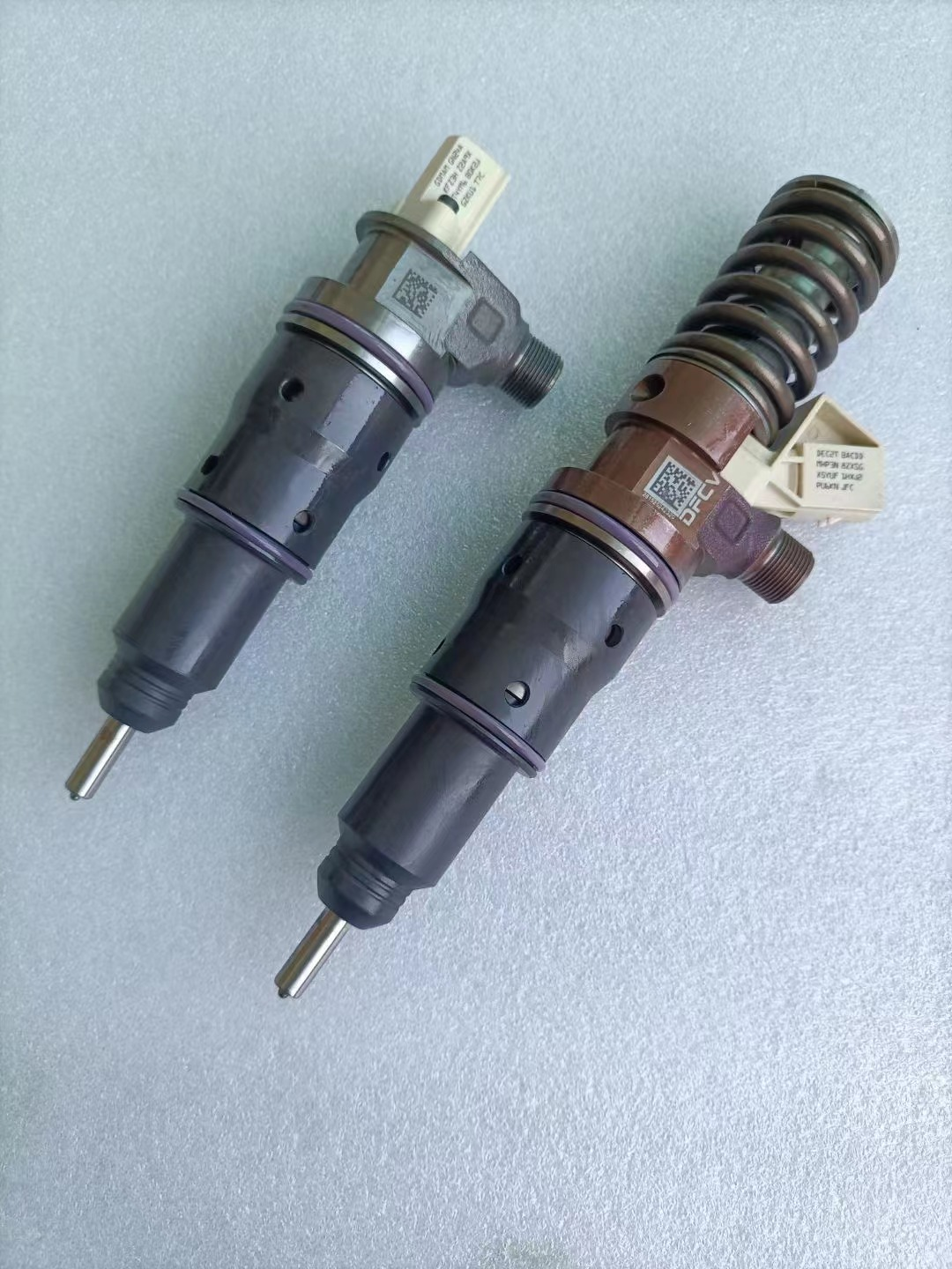 1112005-E9300 (large) 1112010-E9300 (small) fuel injector assembly