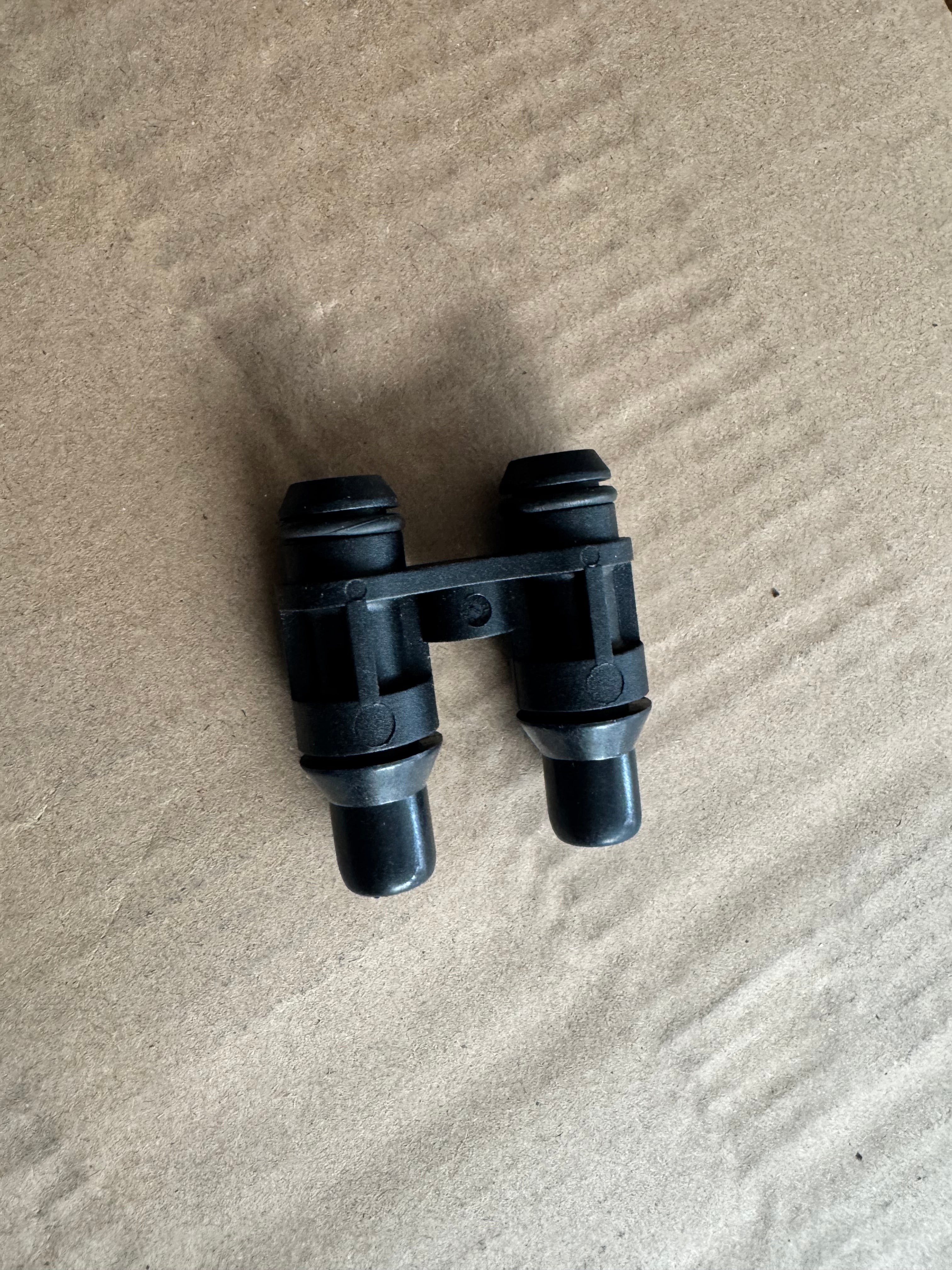 5418889 A060H209 4388105/A052Y605 urea metering pump water outlet connector OEM